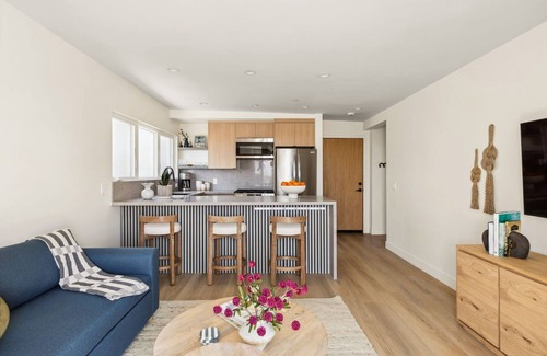 Manhattan Beach Condo | Tide House Unit D | Modern Oceanview 1BD w Parking