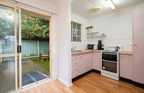 Tighes Hill House | Tighes Hill Hideaway - Alfresco Living by the Park