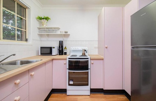 Tighes Hill House | Tighes Hill Hideaway - Alfresco Living by the Park