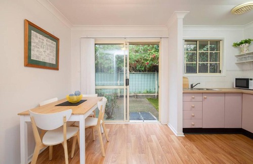 Tighes Hill House | Tighes Hill Hideaway - Alfresco Living by the Park