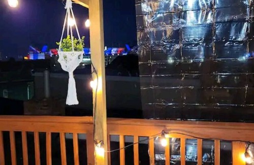Downtown Baltimore House | Tiki bar jacuzzy and rooftop close to M&T stadium