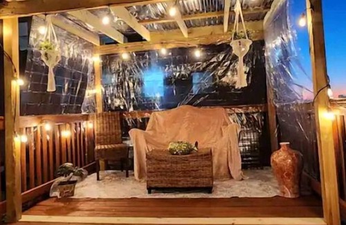 Downtown Baltimore House | Tiki bar jacuzzy and rooftop close to M&T stadium