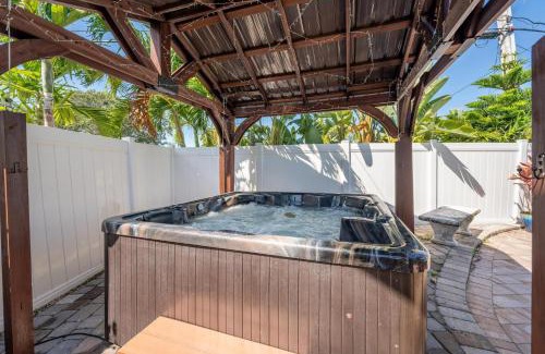 Cocoa Isles House | TIKI BLUE-Fun for Big Groups-Near Beach, Hot Tub, Heated Pool
