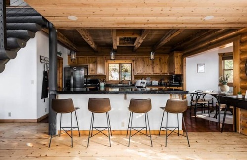 Kelseyville Cabin | TimberTales - A cozy log cabin with magical lakeviews