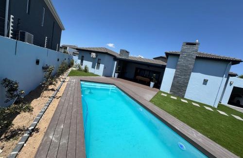 Bloubergstrand House | Tinchley Havanna, Luxury 3 Bedroom home