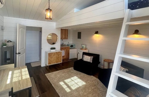 Lakehills Cabin | Tiny Home at Medina Lake (w/Hot Tub & Pool)