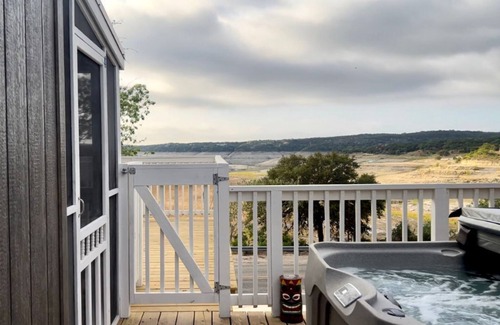 Lakehills Cabin | Tiny Home at Medina Lake (w/Hot Tub & Pool)