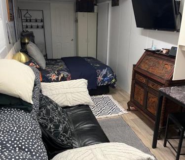 Central Coast Apartment | TINY HOME - Benny’s Bar