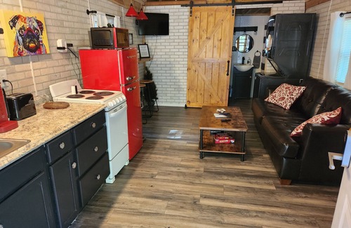 Cub Run Cabin | Tiny Home Cabin @ Nolin Lake Close to Mammoth Cave. Couple's Retreat w/Hot Tub