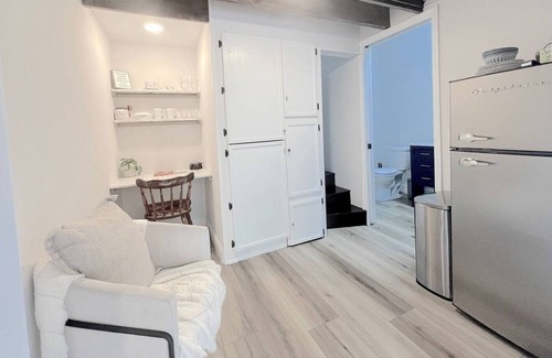Bearss Plaza Cottage | Tiny Home Hideaway - Patio Pet-Friendly