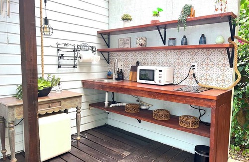 Bearss Plaza Cottage | Tiny Home Hideaway - Patio Pet-Friendly