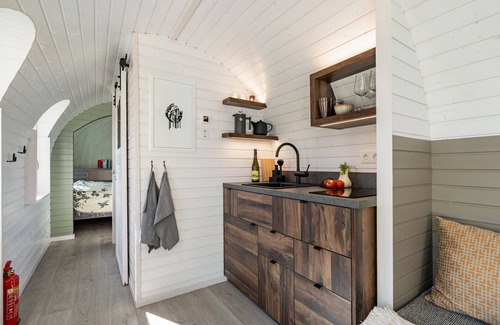 Hirschfeld House | Tiny Home 'Stall Und Sterne - Großer Wagen' with Private Terrace, Shared Garden and Wi-Fi