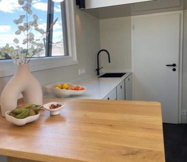 Rhedebrugge Apartment | Tiny House Alpakablick - inklusive gratis Alpaka Meet & Greet