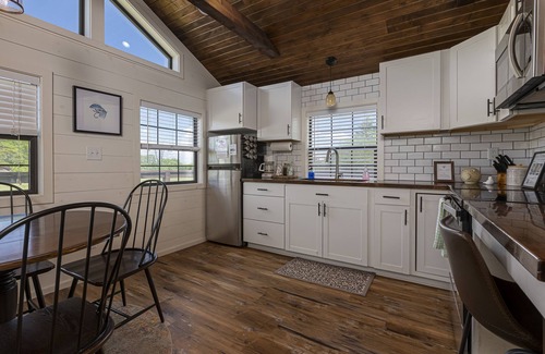 Marion Cabin | Tiny House Cabin near Lake Egypt, Hiking, Wineries