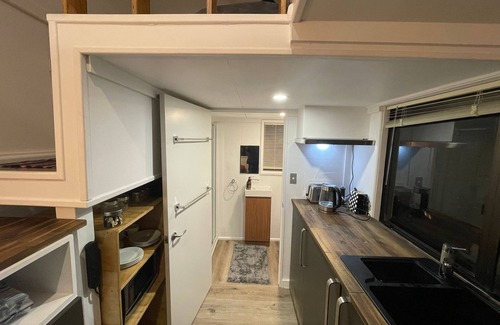Hikumutu House | Tiny House In the Hills - 6 min from Town - Wi-Fi - Rural