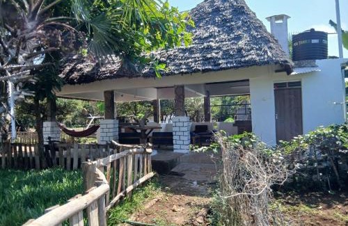 Shimoni Apartment | Tiny house, kitchen downstairs