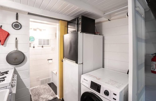 Lapeer House | ❤️Tiny house THOW in woods -odorless compost toilet NEW-hot tub