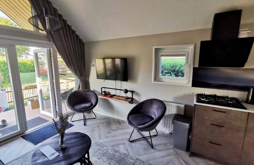 Rheden House | Tiny house time-out with lake view. In Holland, quiet, comfortable, right on the water.