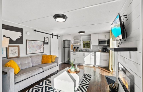 Candler House | Tiny House w/Mountain View’s & Hot Tub