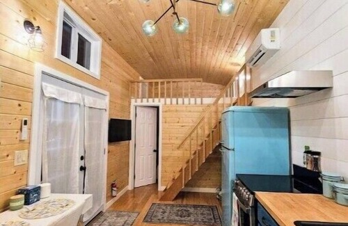 Bryn Mawr-Skyway House | Tiny Living View Escape AC - Brand New