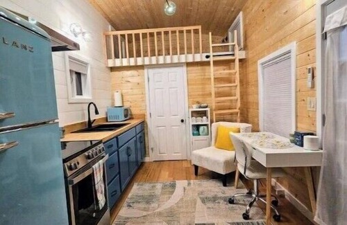 Bryn Mawr-Skyway House | Tiny Living View Escape AC - Brand New
