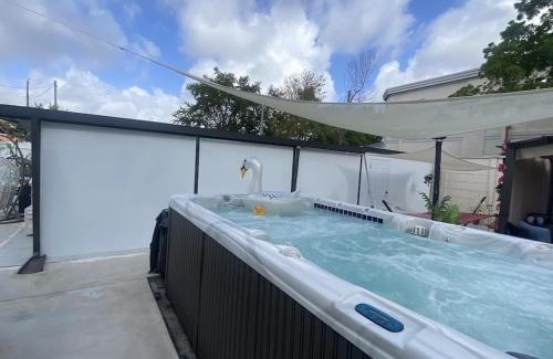 Flagami Bed & Breakfast | Tiny place w private hot jacuzzi 7 min to Miami international airport