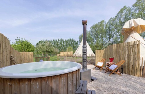 Lembeke Other | Tipi Marie met hotutub in de tuin