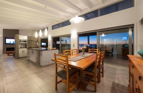 Russell House | TIROROA : Gorgeous and Private Bay of Islands Home