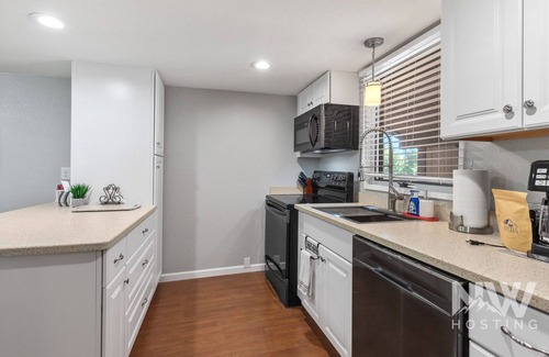 Rathdrum Condo | Top-Floor Condo—Covered Parking, Community Pool, and Stunning Golf Course Views!