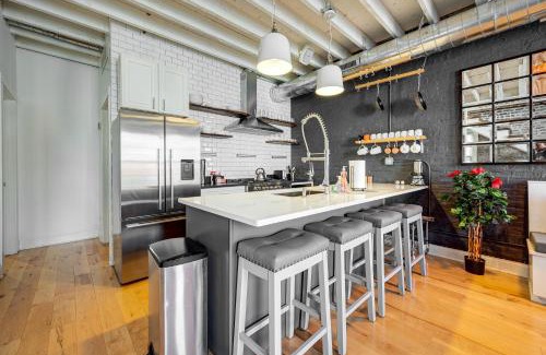 West Town Apartment | Top Floor in the Heart of West Town! Perfect for Any Group and PET FRIENDLY! apts