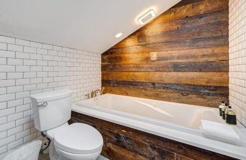 West Town Apartment | Top Floor in the Heart of West Town! Perfect for Any Group and PET FRIENDLY! apts