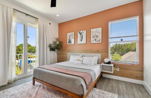 Crescent Lake Apartment | Top Floor Luxury - Views - 5 min to Downtown