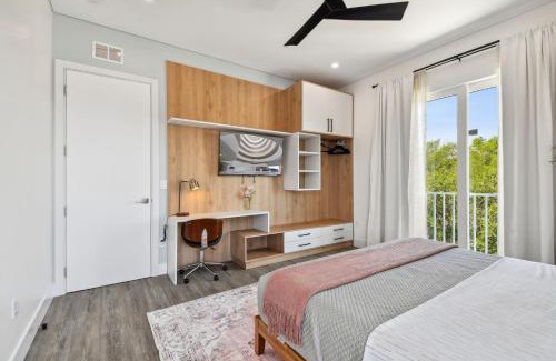 Crescent Lake Apartment | Top Floor Luxury - Views - 5 min to Downtown