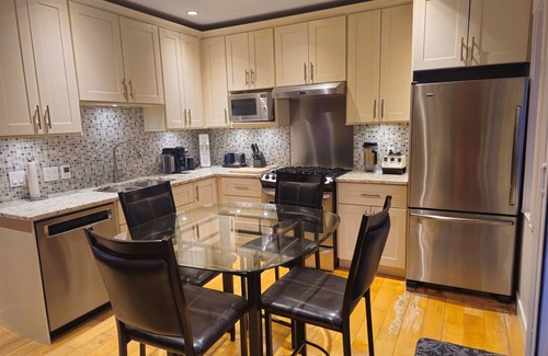 Riley Park House | Top Floor Private Suite | King Bed | Balcony View | 15 min to Downtown Vancouver