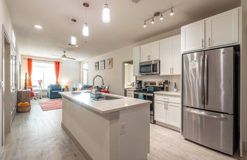 Downtown San Antonio Apartment | Top Floor Riverwalk 2bdrm Apartment Gem! King bed, Pool, Gym & Free Parking