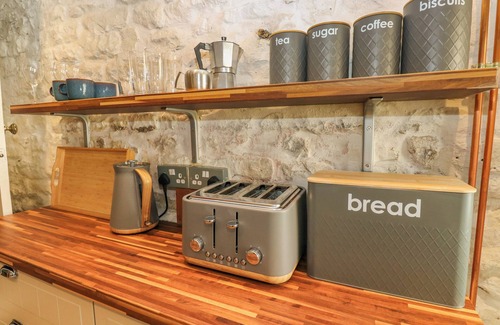 Tideswell Cottage | TOP HOUSE, pet friendly, character holiday cottage in Tideswell