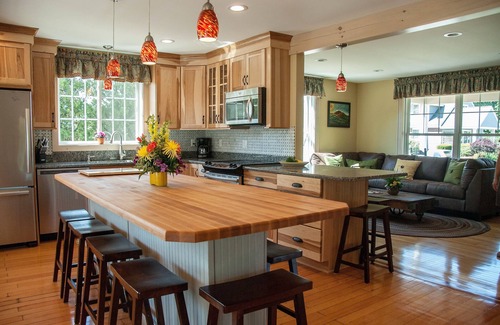 Upper Village Hotel | Top Notch Inn