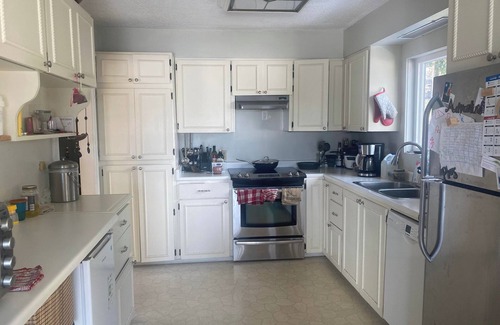 Departure Bay House | Top of the hill, centre of town: a bright, family-friendly place to call home