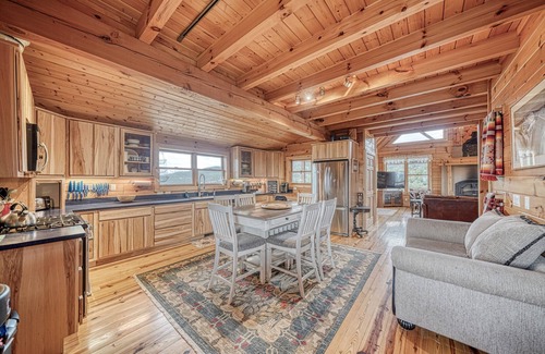 Howard Cabin | Top of the World - Unwind on Cloud Nine!
