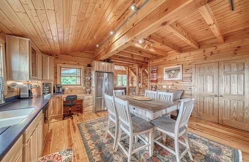 Howard Cabin | Top of the World - Unwind on Cloud Nine!