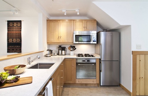 Woodstock Cottage | TOP-RATED! Pristine style+romantic luxury+firepit+walk to town=Brook Cottage Too