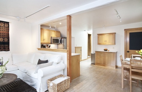 Woodstock Cottage | TOP-RATED! Pristine style+romantic luxury+firepit+walk to town=Brook Cottage Too