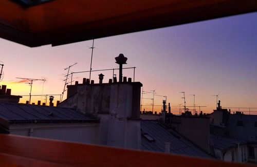 Quartier de la Monnaie Apartment | Top roof view studio with elevator/1mn to metro/Paris Centre