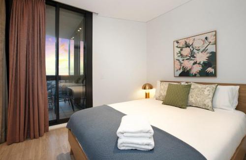 Barmedman Apartment | Top Ryde Resort Style Living - Heated Pool - King Bed - Walk To the Mall - Free Parking - Fast Wifi
