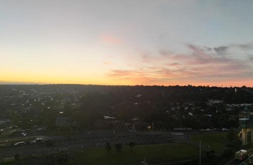 Barmedman Apartment | Top Ryde Resort Style Living - Heated Pool - King Bed - Walk To the Mall - Free Parking - Fast Wifi