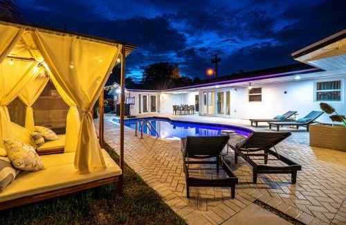 Pembroke Pines Villa | Top Villa Near Beach with Game Room, Hot Tub and Pool