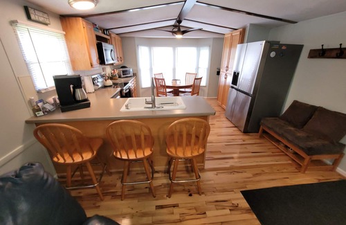 Skyland House | Topsy's Trailer, Private, FAST WiFi, Small Dog Ok, HOT TUB, Close to Hendo/AVL