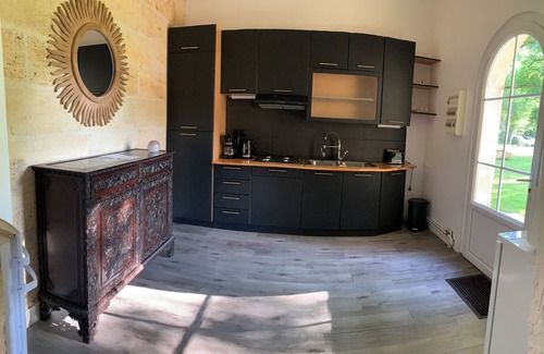 Coutras Bed & Breakfast | Tour en Pierre Rénovée à 20 Minutes de Saint Emilion