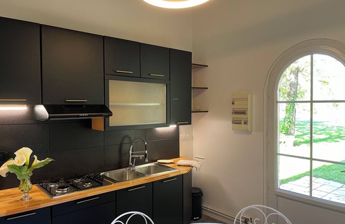 Coutras Bed & Breakfast | Tour en Pierre Rénovée à 20 Minutes de Saint Emilion