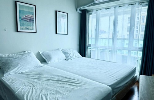 Pio del Pilar Apartment | Tower 1 Rm 305 FREE Parking, FREE Pool, Balcony, 1Bedroom 4 beds